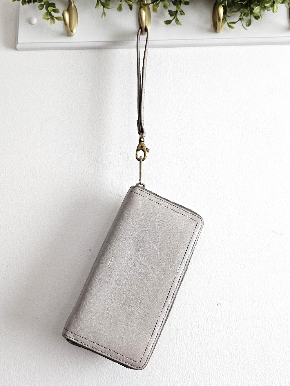 Fossil Logan Zip Around Cowhide Leather Wallet Wristlet Light Taupe Beige RFID